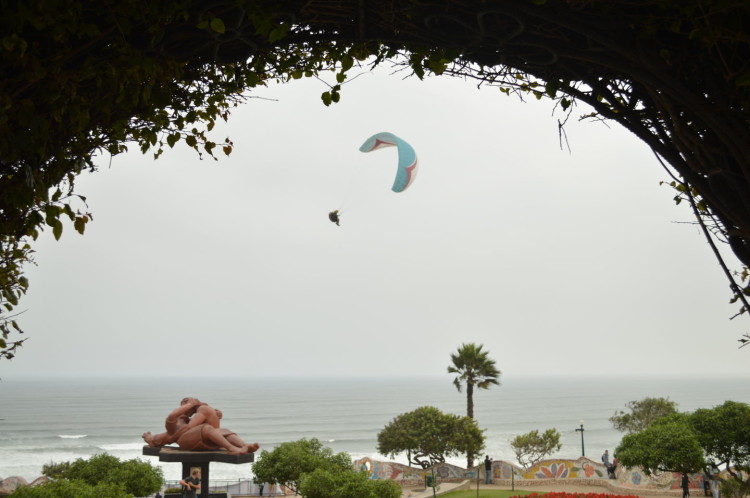 A paraglider in Parque del Amor